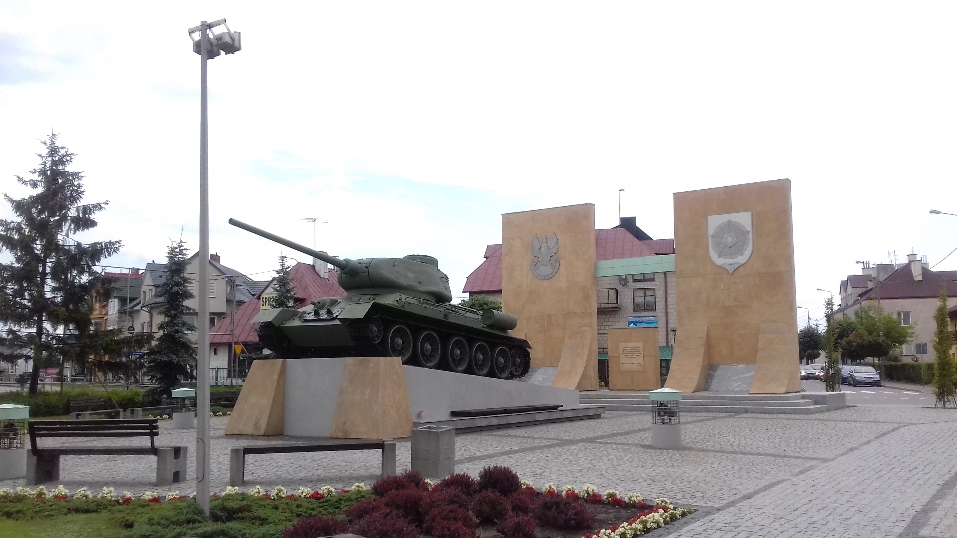 Pomnik poswiecowy bohaterom wojska polskiego poleglym w walce z faszyzmem niemieckim za wolnosc ziemii rozanskiej (1)